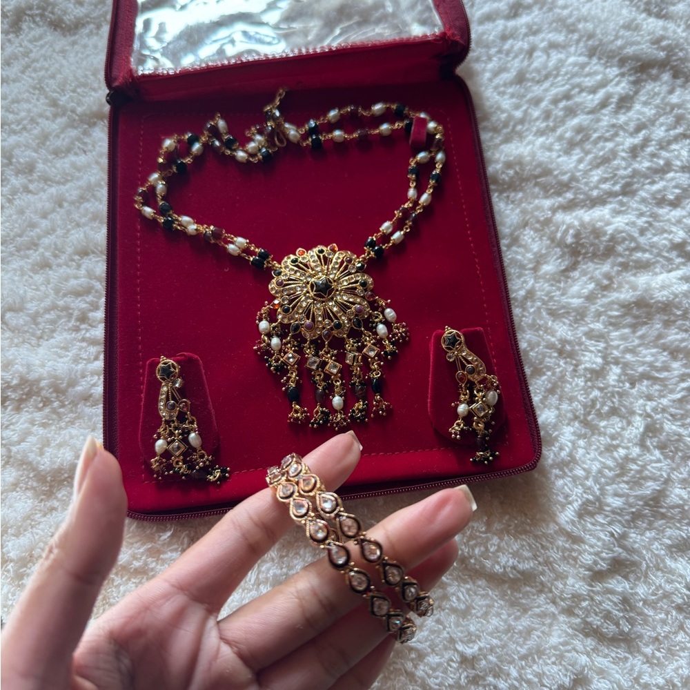 India Boutique Gold and Pearl Necklace Set